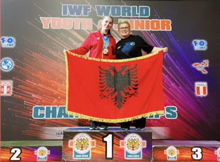 Presidenti Begaj uron Kampionen e trefishtë në Botërorin e Peshëngritjes, Enkileda Çarjan