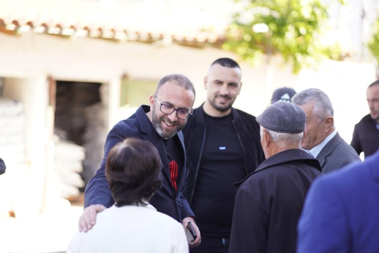 Bardhi me banorët në Cakran: Fier, e keqja po ikën. Njerëzit e duan ndryshimin