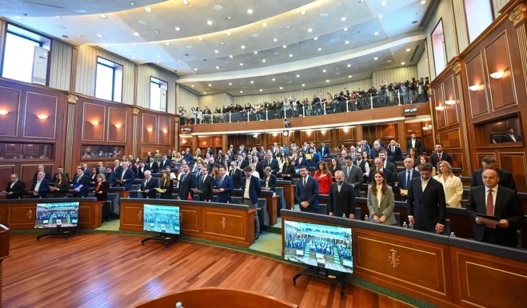 Ngërçi në Kuvend, partitë nuk lëvizin nga pozicionet, si opsion shihet ndërhyrja e ndërkombëtarëve
