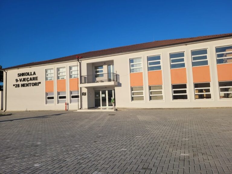 Sherr mes dy personave në qendrën e votimit, njëri qëllon me armë