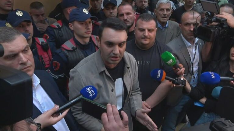 Këlliçi: Njerëz me kapuçë e çanta që iknin me vrap, mes tyre dhe një drejtoreshë