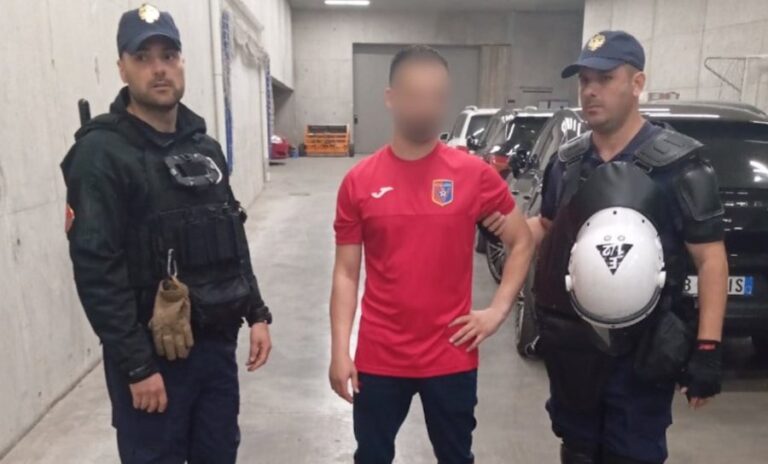 Finalja Vllaznia-Egnatia, një tifoz kapet nga policia me çantën plot me fishekzjarrë