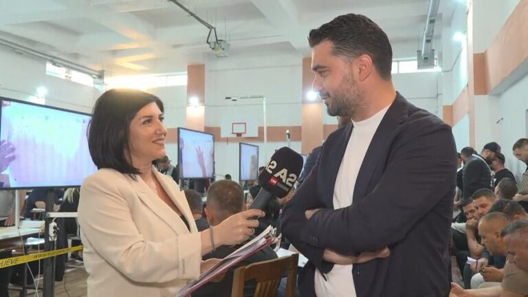 Kavaja bëhet blu, kryebashkiaku Qosja: Gati të bashkëpunojmë me qeverinë e majtë