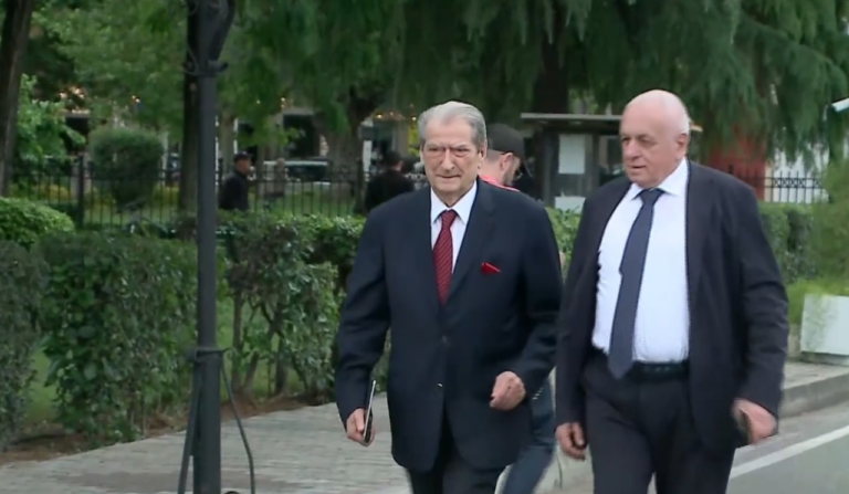Parlamenti rikthehet pas dy muajsh, Berisha zbulon strategjinë e opozitës