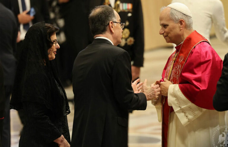 Presidenti Begaj në Vatikan për ceremoninë e përurimit të Papa Leoni XIV! Kreu i Shtetit takohet me Atin e Shenjtë