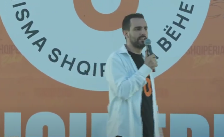 Adriatik Lapaj vijon fushatën në Drenovicë të Beratit: Ne shtetin e kemi për hall, se vjen duke vënë gjoba