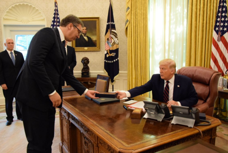 ”S’më duhen fotot me Trump”, nga Moska Vuçiç zbut situatën: Presidenti i SHBA po bën gjëra të mira për botën