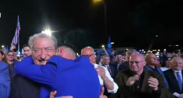 VIDEO/ Reperi Stresi në mitingun e PD, puth Berishën: I kam thënë Noizy-t, je në partinë e gabuar