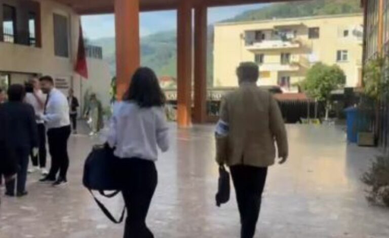 Procesi zgjedhor nën vëzhgim – OSBE-ODIHR në një qendër votimi në Berat