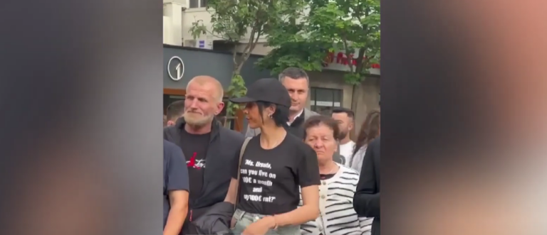 VIDEO/ Alma Kaçi e videoskandalit me Gjicin në protestën e sotme të PD-së