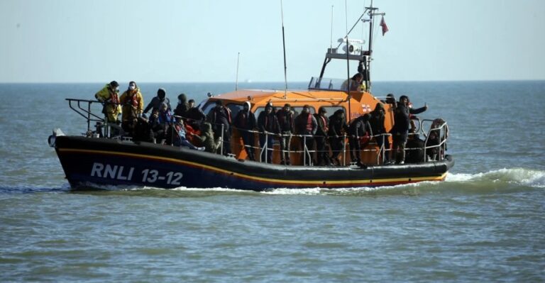Një emigrant humb jetën në Kanalin Anglez, mbi 60 persona shpëtohen