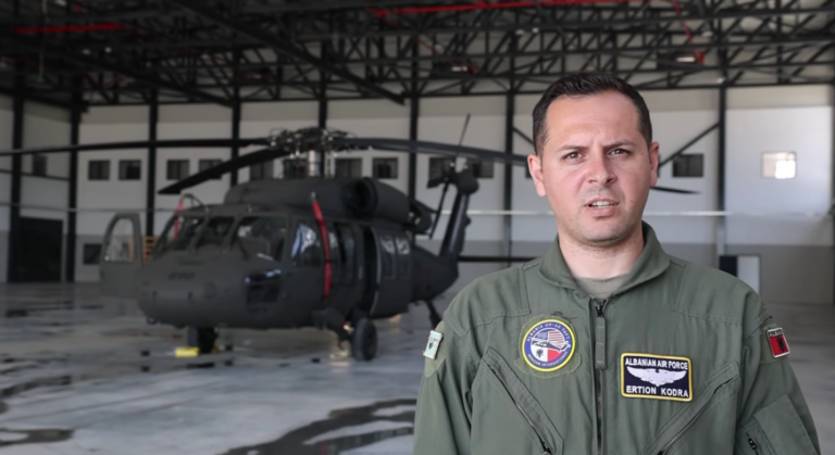 Rama poston videon: Hangar i ri për helikopterët Black Hawk, investimi rrit operacionalitetin e Bazës së Farkës