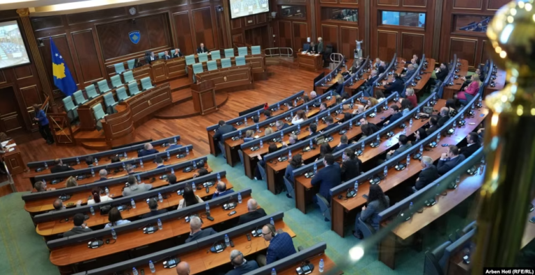 Turpi vazhdon në Kosovë, edhe sot deputetët nuk zgjedhin kryeparlamentaren. Albin Kurti, një diktator majtist