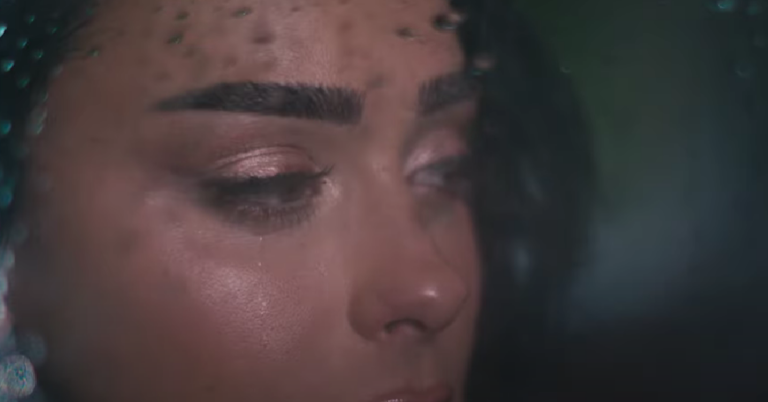 VIDEO/ ”Nuk ta fal ç’ka m’bone”, Egli Tako publikon këngën ”Jetë”