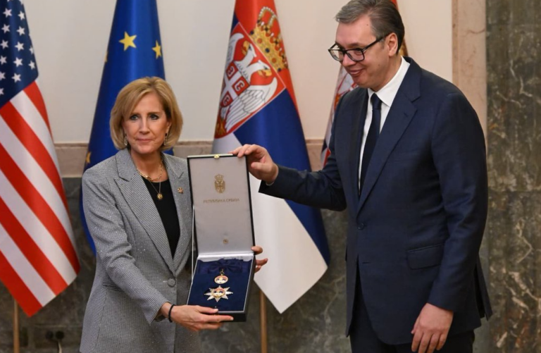 Vuçiç tregon qëndrimin e SHBA për Kosovën, kongresmenia: Trump e do shumë Serbinë, do ta vizitojë së shpejti