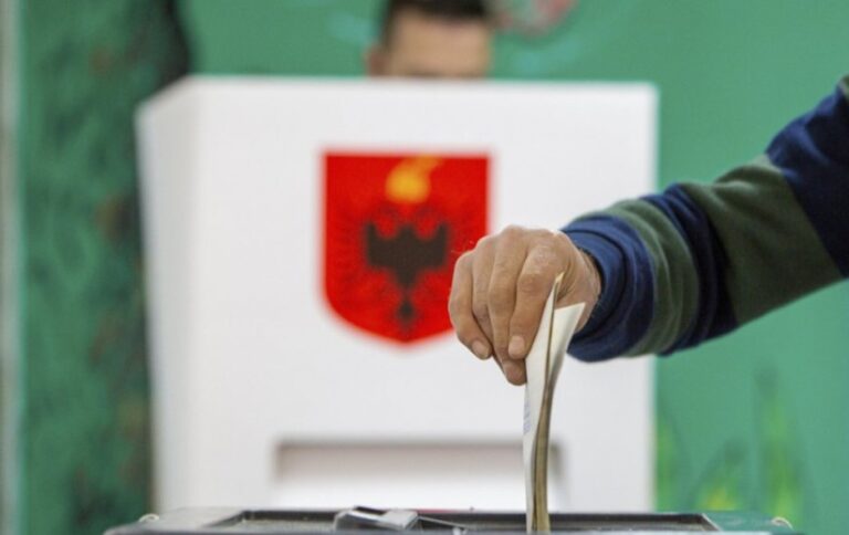 Shqipëria voton! Nis zyrtarisht procesi i votimit në të gjitha qarqet, qytetarët e parë hedhin votën
