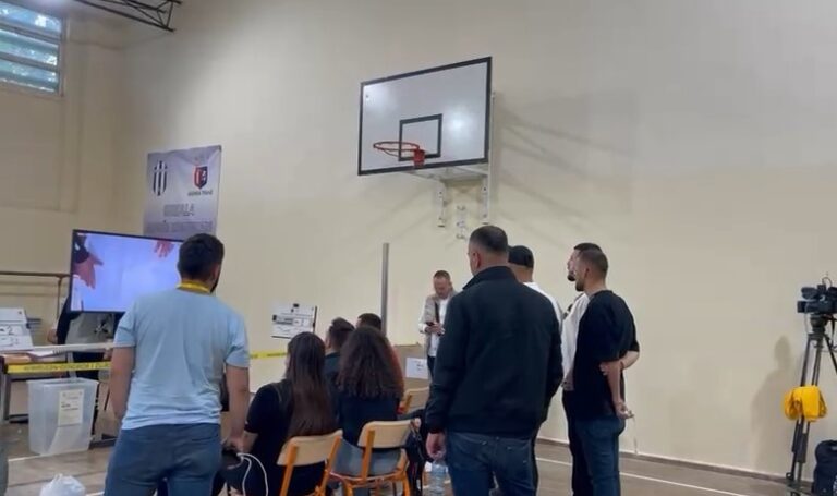 Gara e fortë në Tiranë, emrat në listën e hapur nga PS dhe PD që po numërojnë çdo votë
