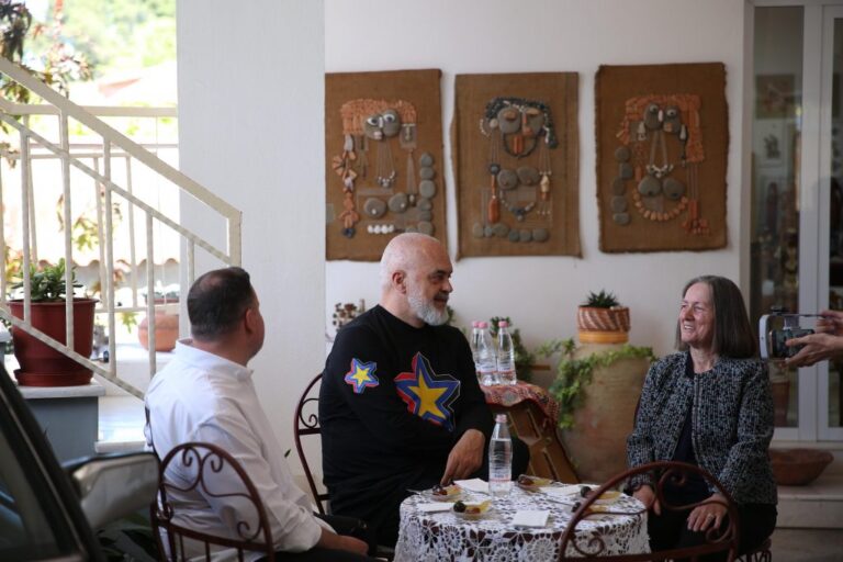 VIDEO/ Rama në studion e skulptores Llambrini Dëna: Folklori e historia, në objekte të denja në Beratin e UNESCO-s