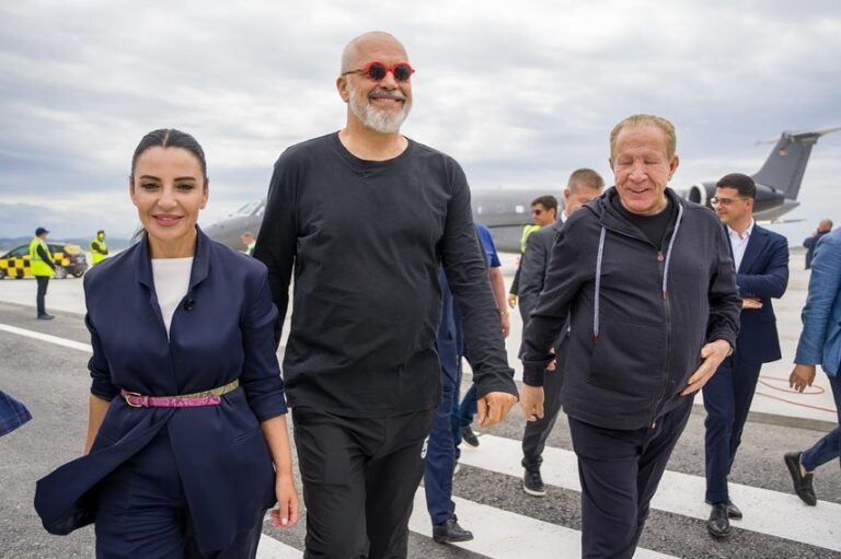 Balluku poston fotot: Tre modele biznesi në aeroportin e Vlorës, i dizenjuar për fluturime transoqeanike
