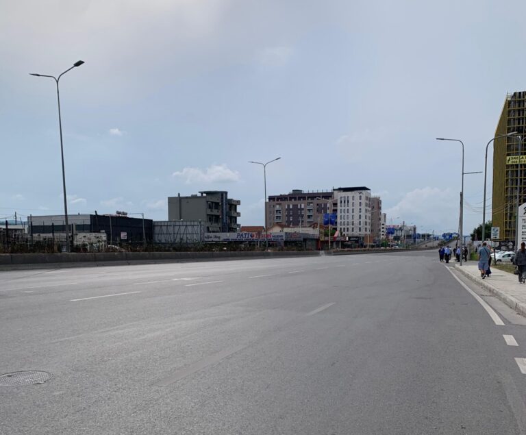 Fotolajm/ Tirana në “shtetrrethim”, rrugët janë bosh