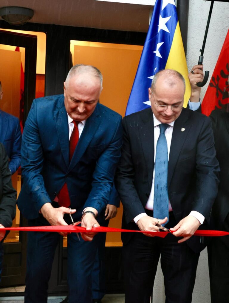 FOTO/ Sarajevë, ministri Igli Hasani takon homologun Konaković dhe inauguron ambasadën shqiptare