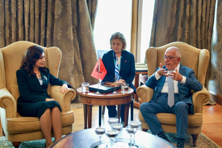 FOTO/ Kryeparlamentarja Spiropali pritet nga homologu grek: Shqiptarët dhe minoriteti ndërtojnë ura miqësie