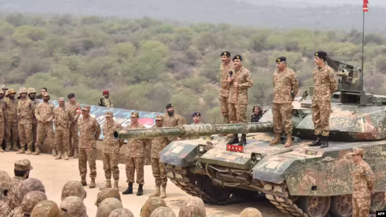 Pakistani nis një operacion ushtarak kundër Indisë, sulmon dy baza ajrore