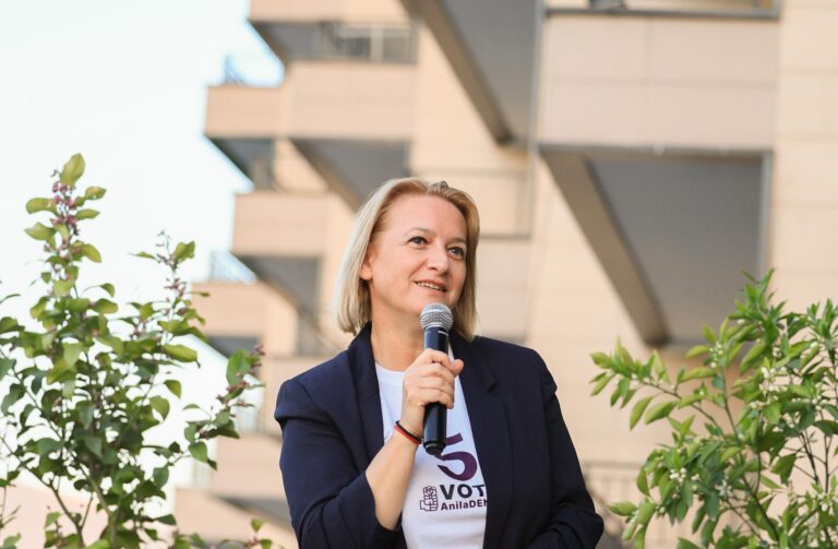 Anila Denaj me banorët e Njësisë 13: Vota e 11 majit është një hap drejt integrimit europian