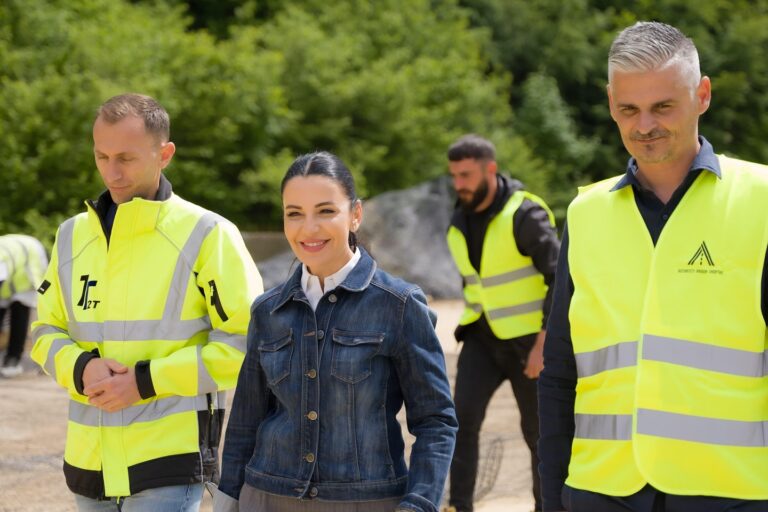 Belinda Balluku te aksi rrugor Qukës-Qafë Plloçë