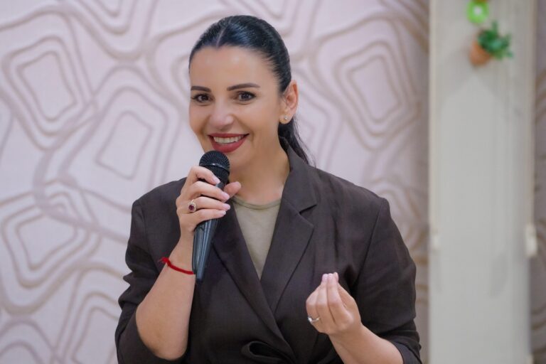 Belinda Balluku në Fier takon ata që punuan për fitoren e magjishme 12-4!