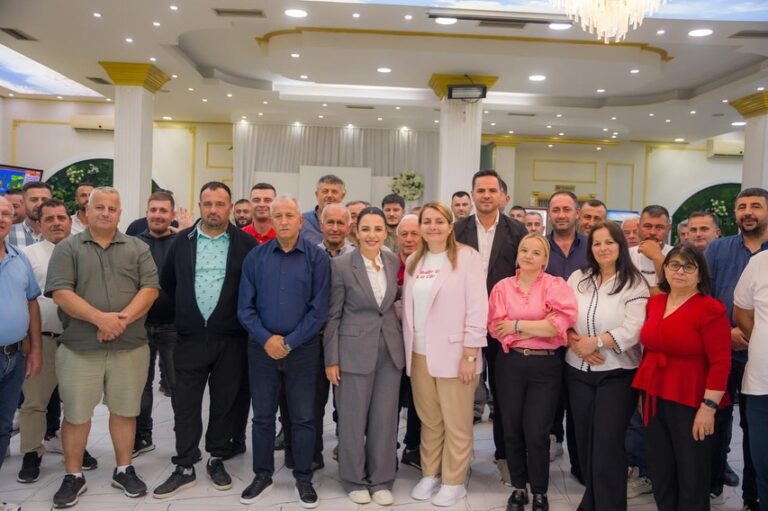 Belinda Balluku edhe pas zgjedhjeve takon qytetarët e Fierit