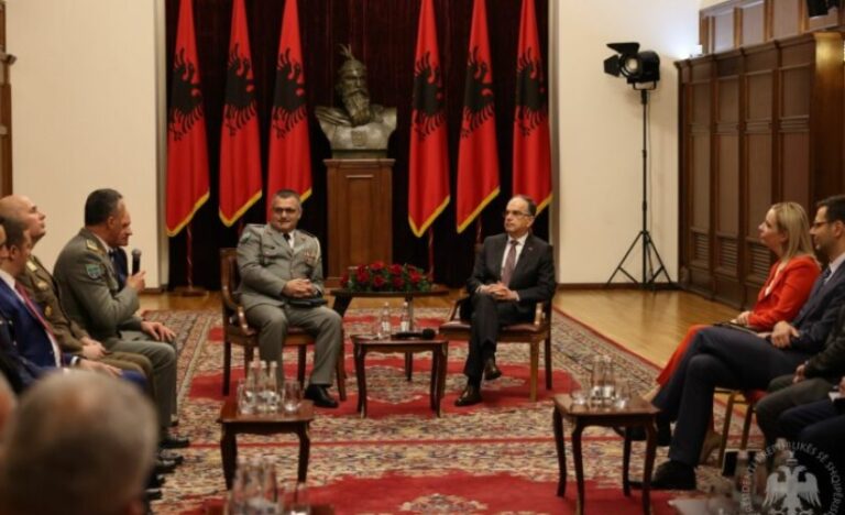 Presidenti Begaj takon anëtarë të Kursit të Lartë të Sigurisë dhe Mbrojtjes