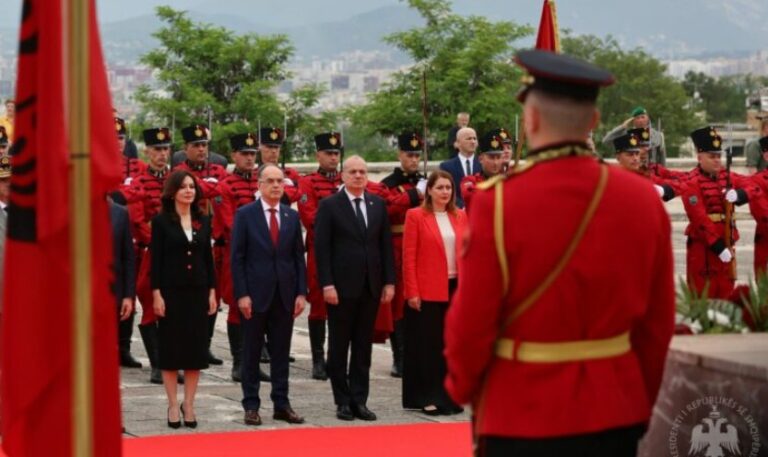 Presidenti Begaj: Përulemi para guximit dhe sakrificës së Dëshmorëve të Kombit