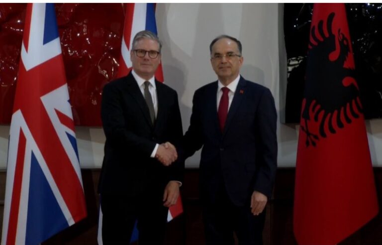 Kryeministri britanik mbërrin në Presidencë, takim me Presidentin Begaj