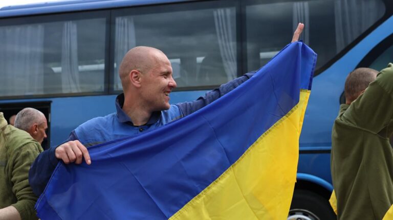 Shkëmbimi më i madh i të burgosurve mes Ukrainës dhe Rusisë: 307 ushtarë kthehen në atdhe