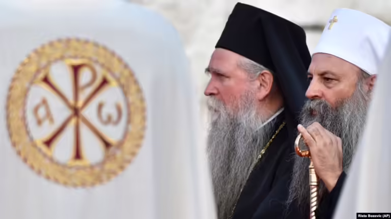 Nga lavdërimi te dekorimi: Qasja e Kishës Serbe ndaj kriminelëve të luftës
