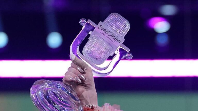 Trofeu i qelqtë i Eurovision, një altar i zërit njerëzor, ku arti i predikon Evropës paqe përmes këngës dhe muzikës