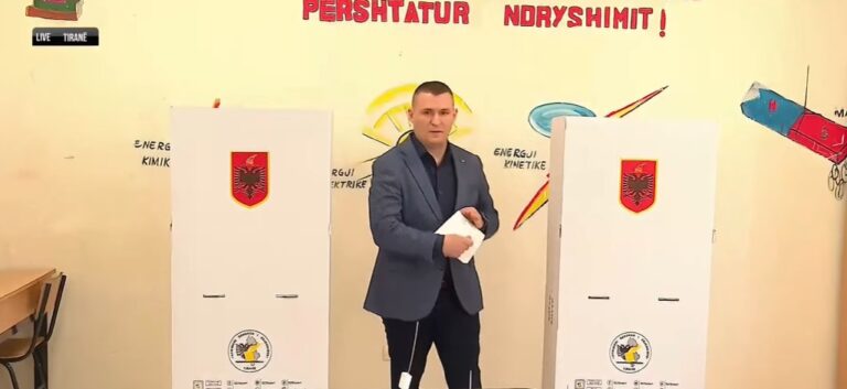 I shoqëruar nga bashkëshortja voton Kreu i SPAK, Altin Dumani: Do flasim pas zgjedhjeve!