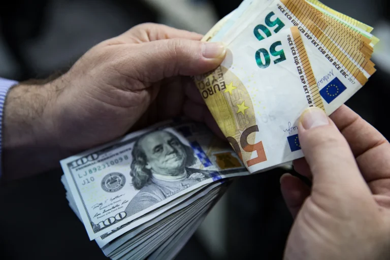 Këmbimi valutor, me sa lekë blihen e shiten valutat kryesore ditën e sotme