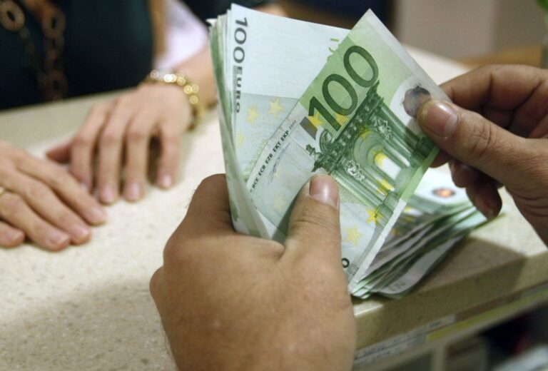 Euro arrin nivelin më të ulët historik ndaj lekut