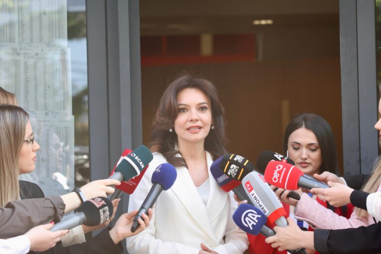 Spiropali votoi në qendrën e votimit pranë Parkut Olimpik: Sot është dita e qytetarëve, dita e shtetit, dita e kombit, dita e Shqipërisë.