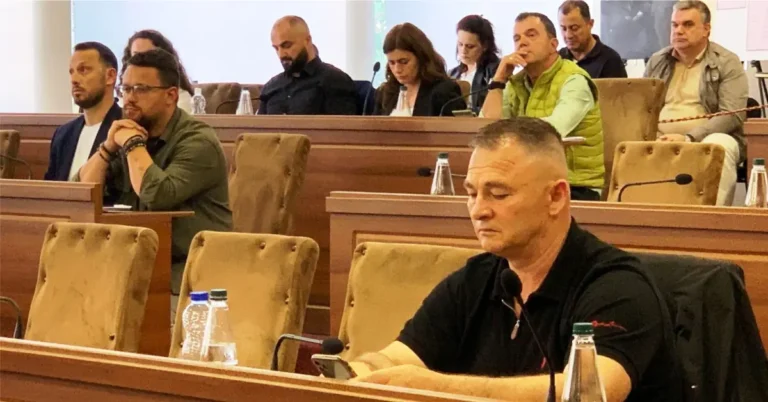 Një këshilltar largohet nga PSD-ja e Tom Doshit dhe i bashkohet PS-së