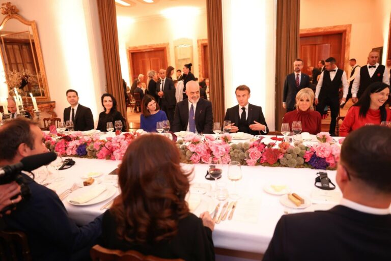 Spiropali ndan pamje nga darka e zhvilluar te Pallati i Brigadave, të pranishëm Emmanuel Macron dhe Zonja e Parë e Francës