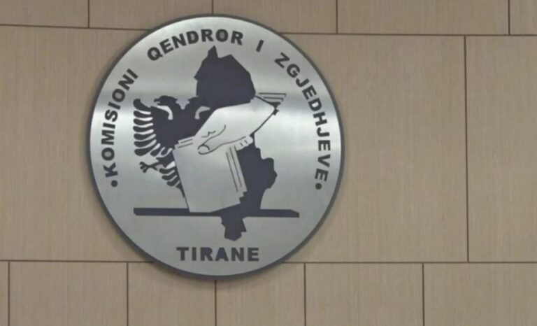 Kërkesa për shtyrjen e orarit të votimit në Vlorë, dështon mbledhja. PD largohet