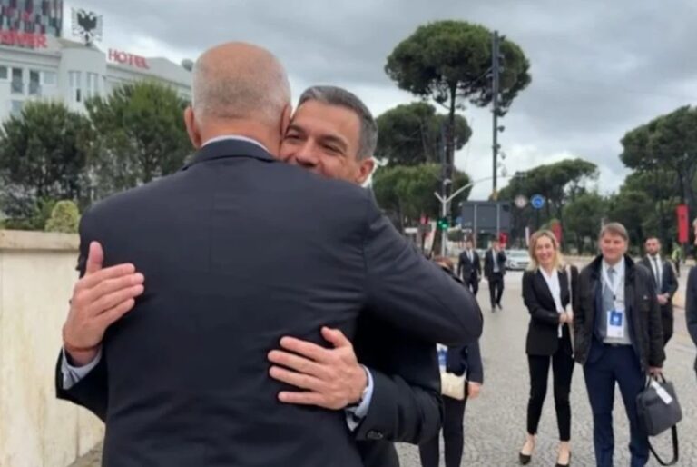 Përqafime dhe të qeshura, kryeministri Rama mirëpret homologun e tij spanjoll
