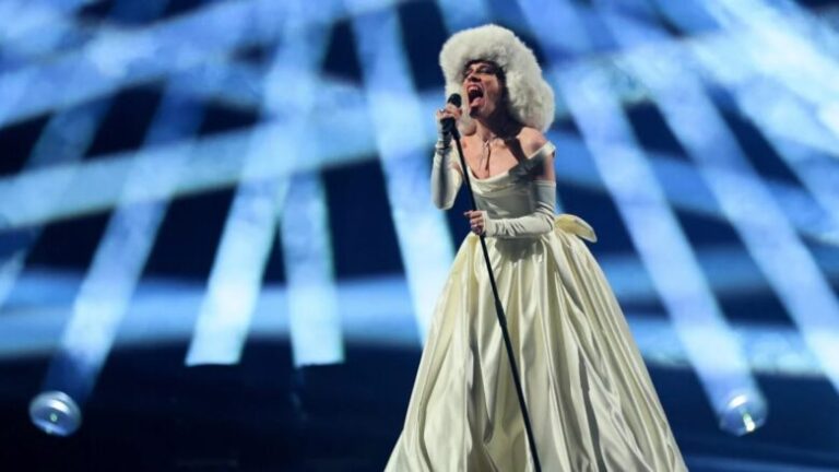 Kuriozitete nga Eurovision ndër vite, fituesi Nemo u shfaq gjatë provave i veshur me një fustan