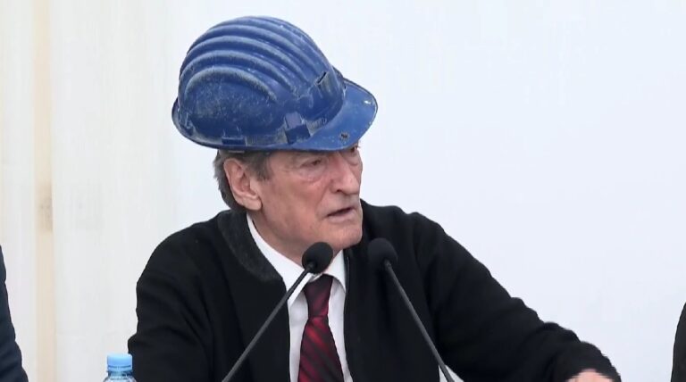 Saliu nga dje me qeleshe, sot me kaskën e minatorit (FOTO)