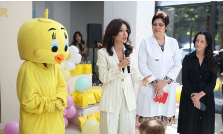 Festa e 1 Qershorit, Spiropali vizitë fëmijëve shtruar në repartin e Pediatrisë në QSUT