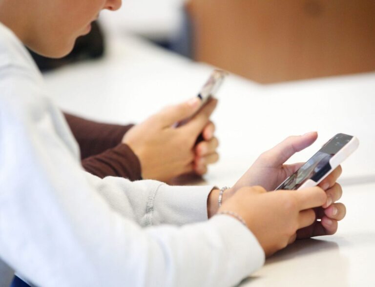 A do të ndalohen telefonat inteligjentë në shkollat e BE-së?