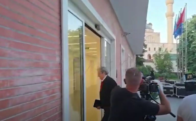 Berisha hyn në selinë blu, takim me drejtuesit politikë pas humbjes së thellë në zgjedhje